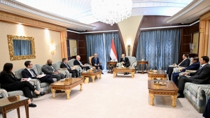 الرياض: الرئيس العليمي يلتقي الوسيط الامريكي لبحث جهود احياء عملية السلام