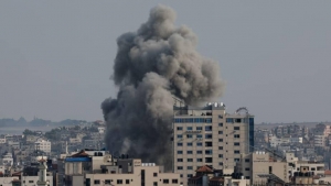 طوفان الأقصى: إسرائيل تقول أنها لن تمنع دخول المساعدات لغزة من مصر