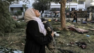 طوفان الأقصى: فلسطينيون يبحثون عن أشلاء ضحاياهم بعد قصف المستشفى في مدينة غزة: "كلهم ماتوا"