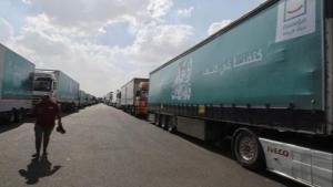 طوفان الاقصى: شاحنات المساعدات أمام معبر رفح تنتظر دخول غزة بعد اتفاق السيسي وبايدن