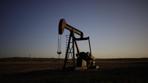اقتصاد: انخفاض النفط بعد إفراج حماس عن محتجزتين أميركتين