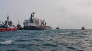 اليمن: طاقم بحري ينجح في قطر سفينة قمح عملاقة بميناء عدن