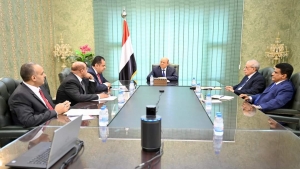 اليمن: الرئيس العليمي يعقد اجتماعا حكوميا رفيعا في مسعى لاحتواء انهيار تاريخي للعملة الوطنية والخدمات