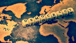 تقرير: الديموقراطيات حول العالم في تراجع مستمر