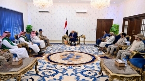 اليمن: الرئيس العليمي يلتقي وفدا من قيادة القوات المشتركة للبحث في اولويات الدعم الانساني والانمائي