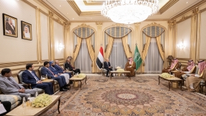 الرياض: وزير الدفاع السعودي يقول انه عقد مباحثات مع الرئيس العليمي حول خارطة طريق لإنهاء الحرب في اليمن