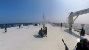 رويترز: سفينتان تحولان مسارهما بعيدا عن منطقة البحر الأحمر بعد استيلاء الحوثيين على سفينة