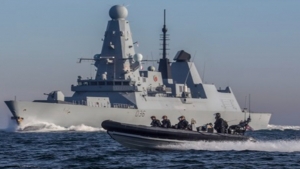 اليمن: البحرية البريطانية تقول إن كيان ينتحل صفة السلطات اليمنية وجّه سفينة بتغيير مسارها