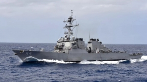 واشنطن: مسؤول أمريكي يقول إن سفينة حربية أمريكية أسقطت طائرة بدون طيار أطلقها الحوثيون من اليمن