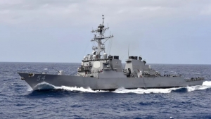 واشنطن: البنتاغون يقول إن سفينة حربية أمريكية وعدة سفن تجارية تعرضت لهجوم في البحر الأحمر