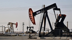 اقتصاد: أسعار النفط تتراجع بنحو 4% عند التسوية.. والخام الأميركي بأدنى مستوى له منذ يونيو