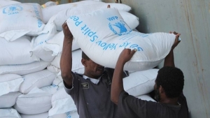 اليمن: جماعة الحوثي تتهم برنامج الغذاء العالمي بالرضوخ للاملاءات الامريكية عقب اعلان تعليق مساعداته شمالي البلاد