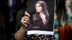 بروكسل: تسليم جائزة ساخاروف الممنوحة لمهسا اميني بعد وفاتها في ظل غياب عائلتها