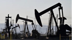 اقتصاد: تراجع أسعار النفط عند التسوية الجمعة.. لكنها تحقق أول مكاسب أسبوعية في شهرين
