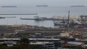 تقرير: سفن غيرت مسارها بسبب هجمات في البحر الأحمر تواجه ازدحام الموانئ الأفريقية