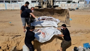 طوفان الأقصى: الفلسطينيون يدفنون المدنيين الذين قتلهم الجيش الإسرائيلي في قبرٍ جماعي