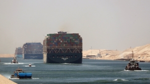 القاهرة: هجمات الحوثيين تخفض أعداد السفن المارة في قناة السويس