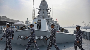 نيودلهي: البحرية الهندية نشرت ثلاث سفن حربية وطائرة استطلاع في بحر العرب "للمحافظة على وجود رادع" للهجمات