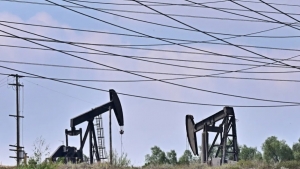 اقتصاد: أسعار النفط تنخفض عند التسوية مع تصاعد وتيرة التوترات في البحر الأحمر