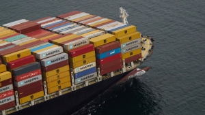 اقتصاد: أسعار شحن الحاويات تصعد 173% بسبب تجنب السفن للبحر الأحمر