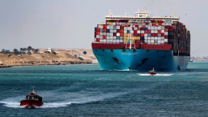 تقرير: "خياران أحلاهما مرّ" أمام شركات الشحن البحري بسبب هجمات الحوثيين