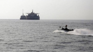 لندن: الهيئة البحرية البريطانية تقول انها رصدت مركبين صغيرين قرب سفينة تجارية جنوب شرقي المخا اليمنية