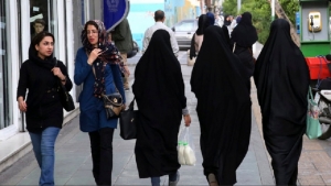 طهران: السلطات الإيرانية تعاقب ناشطة بـ74 جلدة بسبب عدم ارتداء غطاء الرأس