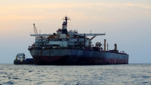 اليمن: قناة الجزيرة تقول إن الحوثيين استهدفوا سفينة في البحر الأحمر