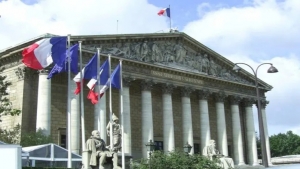 باريس: فرنسا تؤكد مواصلة العمل مع شركائها لتأمين الملاحة الدولية في البحر الأحمر