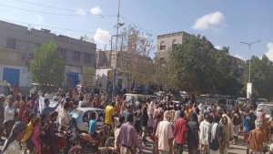 اليمن: احتجاجات شعبية غاضبة وقطع طريق رئيسي في أبين