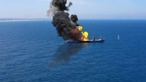 لندن: سفينة أمريكية أُصيبت بصاروخ بالقرب من عدن