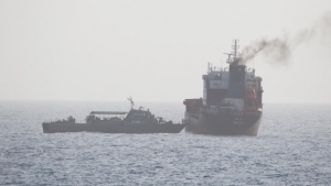لندن: البحرية البريطانية تعلن تعرض سفينة لهجوم بطائرة مسيرة جنوب شرق عدن