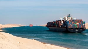 بلومبرغ: تراجع الملاحة بقناة السويس 41 بالمئة إثر أزمة البحر الأحمر