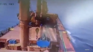اليمن: فيديو يسجل "لحظة انفجار صاروخ في سفينة هاجمها الحوثيون"