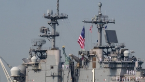 واشنطن: البحرية الأمريكية تعلن مقتل 2 من أفرادها فقدا في مداهمة لسفينة إيرانية بخليج عدن