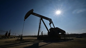 اقتصاد: انخفاض أسعار النفط في ظل مؤشرات متباينة بشأن الإمدادات
