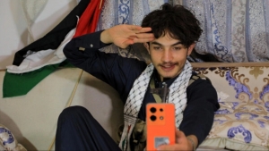 اليمن: شاب يشبه ممثل عالمي يروّج عبر تيك توك لفلسطين والحوثيين