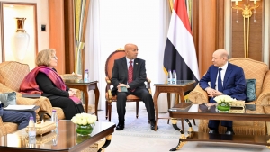 الرياض: الرئيس العليمي يطالب بدعم الحكومة اليمنية في استعادة الدولة ويحذر من مخاطر استمرار تدفق الأسلحة الإيرانية والأموال المهربة