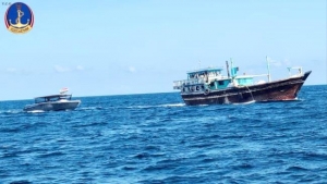اليمن: ضبط سفينتي تهريب قبالة سواحل باب المندب