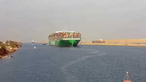 تقرير: مزيد من سفن الحبوب تبحر بعيدا عن قناة السويس بسبب هجمات الحوثيين