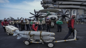 تقرير: على متن السفينة الحربية إيزنهاور مرت القوات البحرية بأربعة أشهر من المواجهات العسكرية في البحر مع صواريخ الحوثيين وتهديد بحري جديد