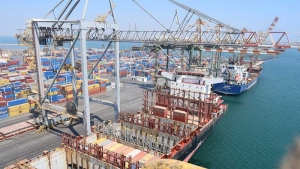 اليمن: سفينة يونانية هاجمها الحوثيون في البحر الأحمر تصل بشحنتها إلى ميناء عدن