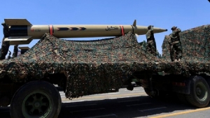 واشنطن: الولايات المتحدة تتهم 4 بحارة بمحاولة تسليم مكونات صواريخ إيرانية للحوثيين في "قضية نادرة"