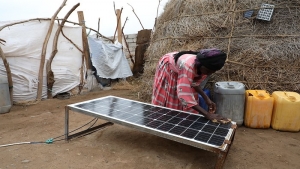 اليمن: "الهجرة الدولية" توفر أكثر من ألف منظومة طاقة شمسية للنازحين في الخوخة