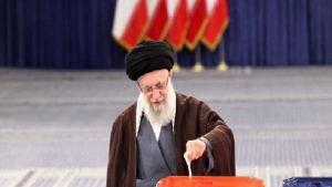 طهران: بدء الاقتراع على انتخابات إيران التشريعية.. وخامنئي يصوت