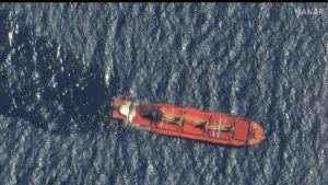 اليمن: غرق أول سفينة في البحر الأحمر جراء هجمات الحوثيين.. والحكومة  تحذر من كارثة بيئية غير مسبوقة