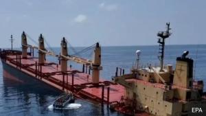 تقرير: ماذا نعرف عن أول سفينة تغرق قبالة الساحل اليمني بعد هجوم الحوثيين عليها؟