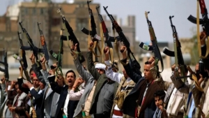 رويترز: الحوثيون في اليمن يتعهدون بمواصلة إغراق السفن البريطانية