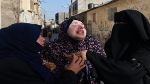 حرب غزة: بعد 10 سنوات من جولات التلقيح الاصطناعي.. أم فلسطينية تفقد توأمها وزوجها و11 شخصًا من عائلتها في غارة إسرائيلية على منزلهم برفح