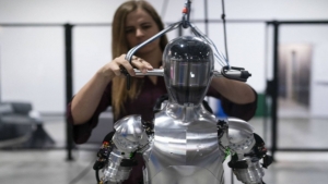 تكنولوجيا: شركتا «أوبن إيه آي» و«فيجر» تعتزمان إنتاج روبوت شبيه بالإنسان